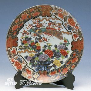 虚拟歌姬初音未来被画上瓷器 将赴迪拜出展