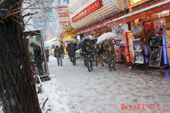 日本关东遭遇大雪天 圣地秋叶原变成大雪原