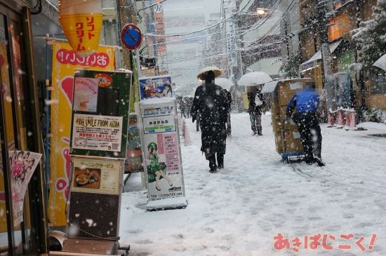 日本关东遭遇大雪天 圣地秋叶原变成大雪原