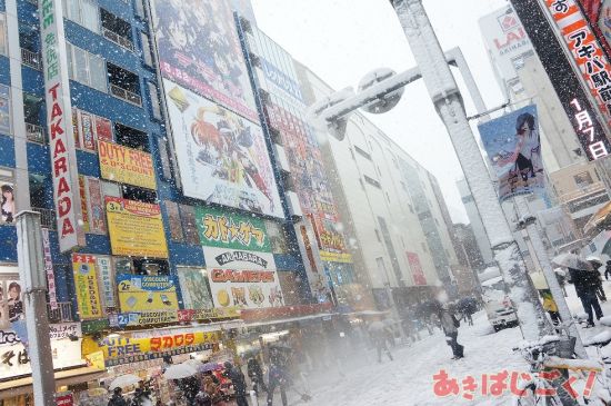 日本关东遭遇大雪天 圣地秋叶原变成大雪原