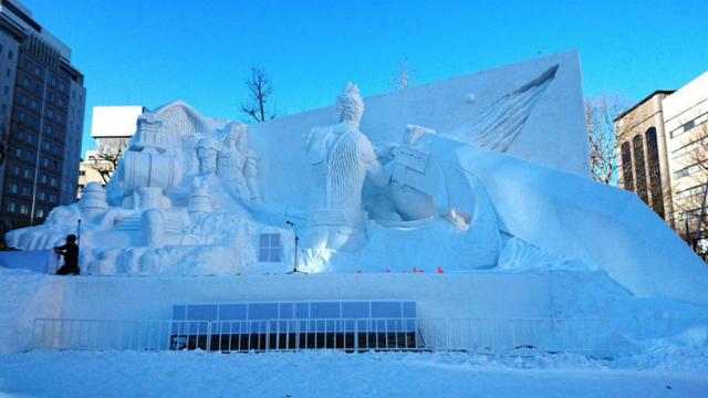 日本札幌冰雪节《FF7》《LLSS》等大量动漫雪雕引人注目